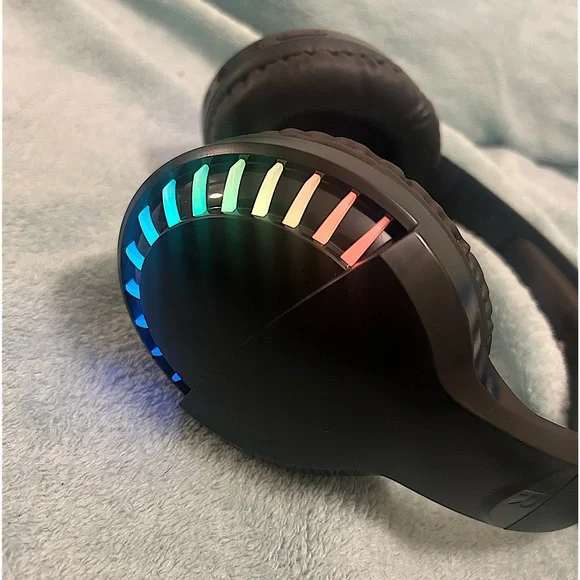 LED Light Color Changing Headphones - Picture 3 of 11